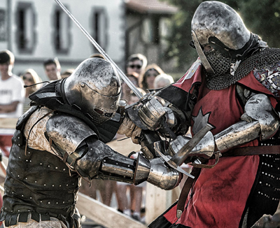 imagen de uno de los combates medievales del equipo "Bohurt Castilla". Foto: Pedro Luis Ajuriaguerra 