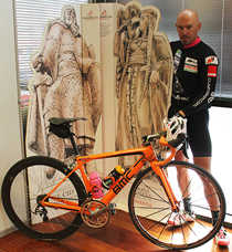 El ciclista Jorge de Vicente en su visita a las oficinas del Consorcio Camino del Cid