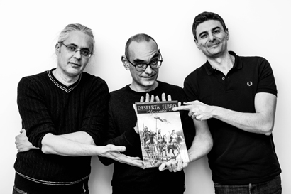 Javier Gómez junto a los otros dos fundadores de Desperta Ferro Ediciones: Carlos de la Rocha (izda.) y Alberto Pérez (dcha.)